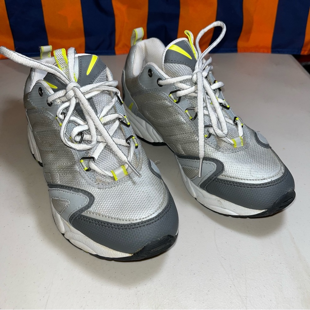 Cross Trekkers gray Running Shoes Women’s Sneakers Size 9W lace up low top used